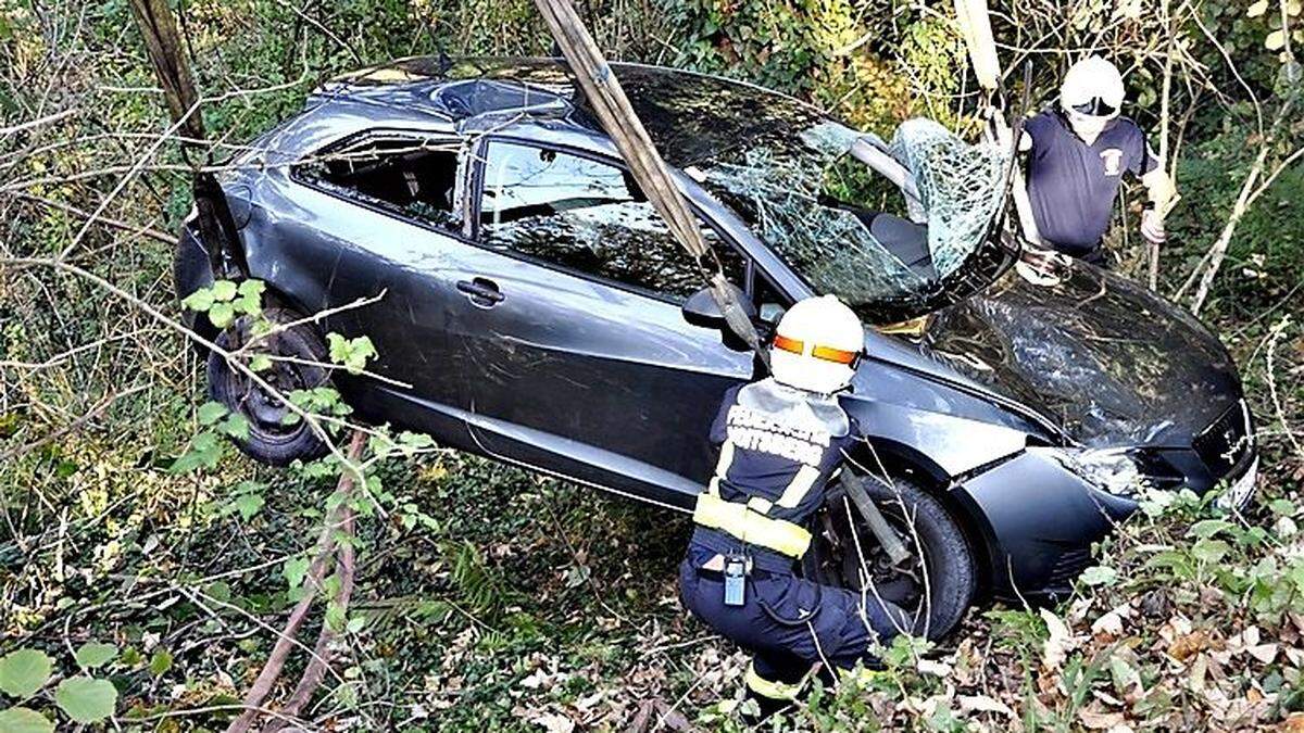 Ein Insasse trat die Windschutzscheibe von innen ein, die Feuerwehr barg den Pkw mit dem Kran