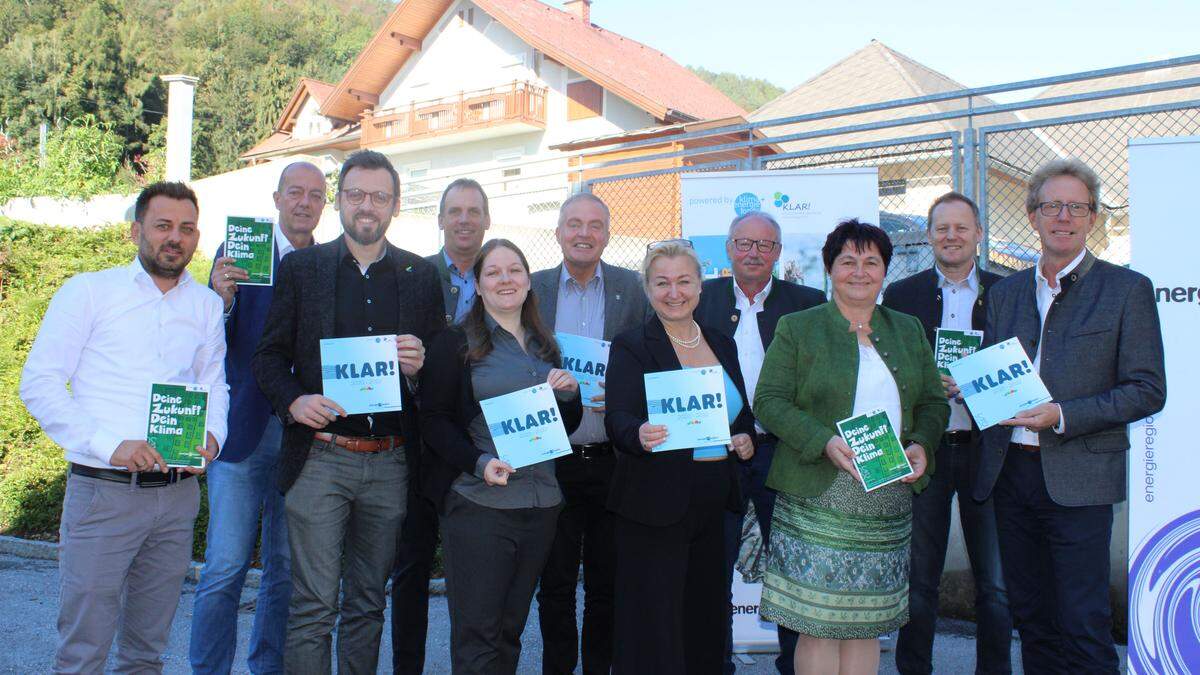 KLAR-Manager Christian Hütter (3.v.l.) und Iris Absenger-Helmli, Geschäftführerin der Energieregion Weiz-Gleisdorf (5.v.r.) präsentierten das Programm bis 2025