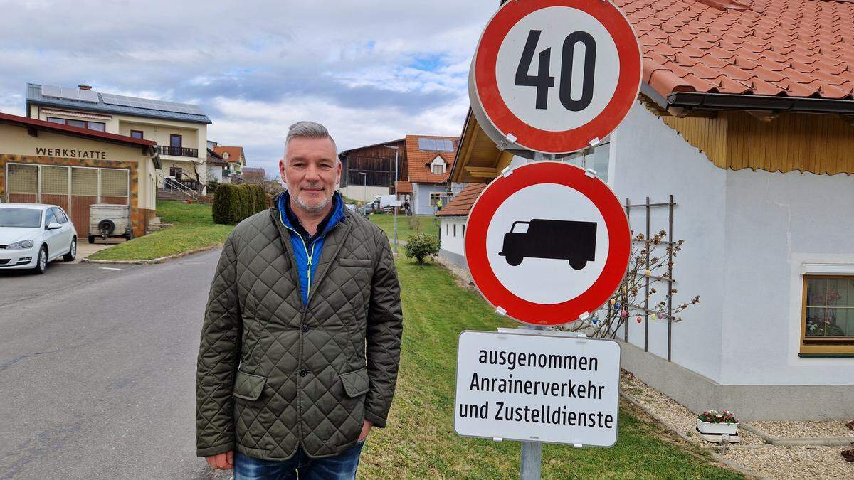 Dietmar Maurer bei den Fahrverbotstafeln, die aktuell stehen