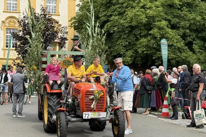 Auch an Bord eines Oldtimer-Traktors wurde aufgespielt.