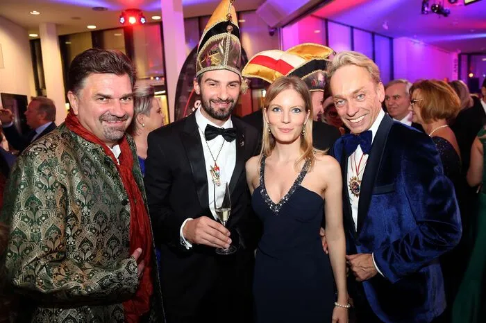 Ehemaliger Faschingsprinz Alexander Wrussnig und ORF Regisseur Volker Großkopf mit Begleitung