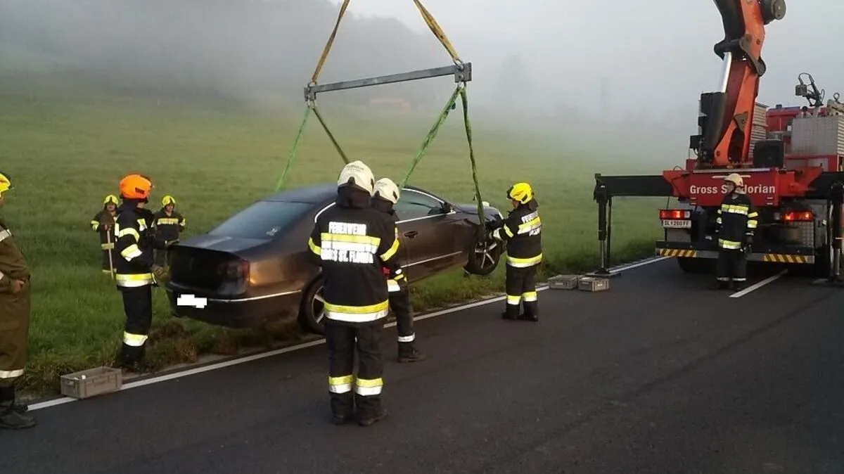 Das Auto musste mit einem Kran geborgen werden