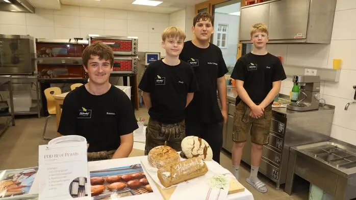 Mit Stolz über die vielen modernen Ausbildungseinrichtungen ließ Direktor Lukas Wedam die Schul-, Werkstatt- und Stalltüren für die Besucher öffnen 