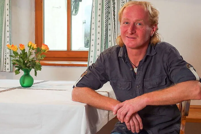 Heinz, 44- jähriger Bio-Landwirt aus dem Mühlviertel, seit vier Jahren alleine, wünscht sich eine Frau an seiner Seite, die Lust am Landleben hat und die naturverbunden und tierlieb ist. Sie muss, wenn sie nicht möchte, nicht in der Landwirtschaft helfen oder selbst Landwirtin sein. Er hat alles so eingerichtet, dass er die Arbeiten alleine verrichten kann, aber eine gewisse Liebe zur Materie muss ihrerseits schon da sein. „Ich suche jemanden, der mit meinen Vorzügen und Nachlässigkeiten umgehen kann.“ Sie soll auch einen eigenen Beruf haben und „erfüllt und unabhängig sein, das ist wichtig!“ Heinz hatte eine „sehr tadellose“ 10-jährige Beziehung, die daran zerbrach, dass er seinen Kinderwunsch nicht abstellen konnte. Es folgten ein paar Affären, aber nichts Ernstes. Heute ist er der Meinung, wenn die Beziehung harmonisch ist und alles stimmt - man nichts erzwingen muss. Wenn es sich so ergibt, dass er noch Vater wird dann „freut er sich“ und wenn nicht, „macht’s auch nix.“