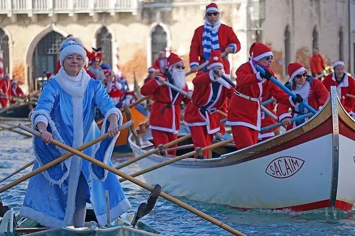 Nicht nur Weihnachtsmänner zeigten in Venedig ihr Können, auch manche Weihnachtsfrau war beim Rudern mit dabei.