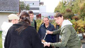 Joshua Seidl, Manuela Wresnik und Michael Kröndl (von links) bei der Essensverteilung in Feldkirchen 