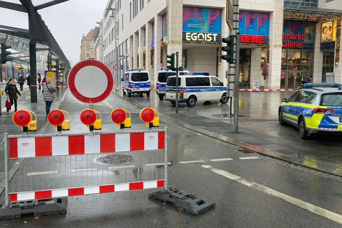 Ein Mann hatte sich mit Geiseln in einem Einkaufszentrum verschanzt. Der Täter wurde festgenommen, zwei Geiseln blieben unverletzt.