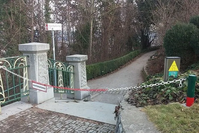 ... auch der Major-Hackher-Weg im Nordbereich. Die Spaziergänger gehen trotzdem die schöneren Seitenwege.