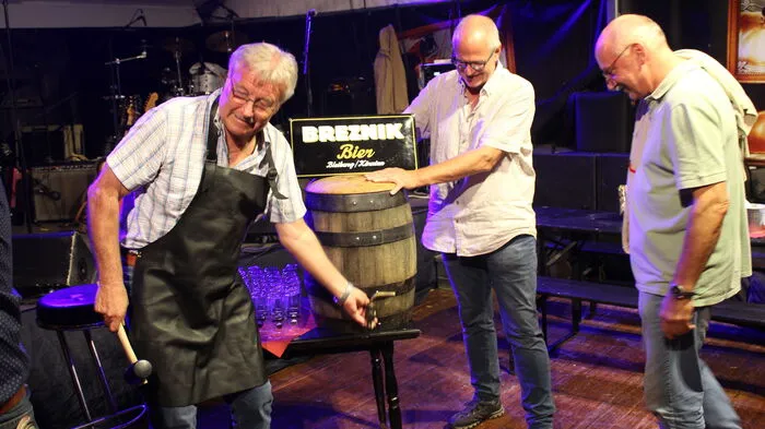 Bürgermeister Stefan Visotschnig beim Hemmabier-Anstich im Breznik-Zelt.