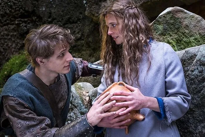 24. Dezember, ZDF, 15.05 Uhr: Nach einem Märchen der Brüder Grimm: Um Hunger und Not zu entfliehen, macht sich die kleine Jola auf den Weg, um den sagenumwobenen magischen Topf zu finden, der allen Menschen Brei im Überfluss spendet. Dafür muss sie nicht nur viele Prüfungen bestehen, sie muss sich auch mit einem zwiespältigen Mann namens Veit auseinandersetzen. 