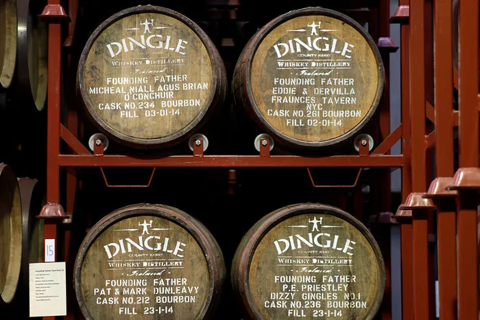 2012 gründeten Unternehmer Oliver Hughes und Brennmeister John McDougall die kleine Dingle Distillery. Weil man erst nach einigen Jahren flüssig ist, wenn man in das Geschäft mit dem Whiskey einsteigt, beteiligten sie ihre Investoren an den ersten 500 Fässern, die 2016 abgefüllt wurden. Die Renditen sollen übrigens hochprozentig sein. 