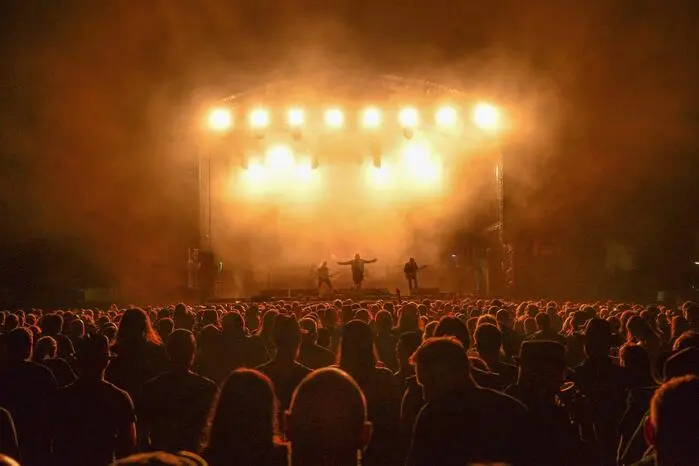 Die Fans ließen sich den gelungenen Festivalauftakt nicht entgehen und feierten bis in die Abendstunden.