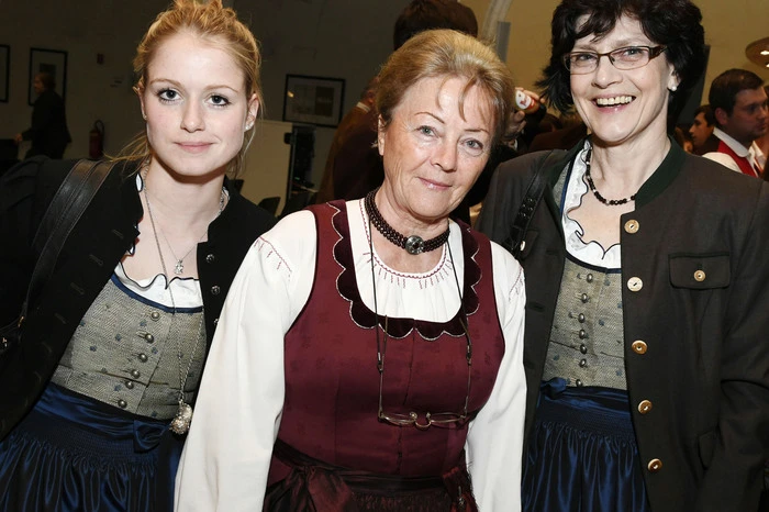Vertreter von rund 70 Mitgliedsvereinen waren anwesend, davon haben 100 Vertreter an der Gestaltung eines vielseitigen Abends mitgewirkt. Darunter die Zuafolls-Musi, der SKU Nockxsang, der MGV Harmonie Berg/Drau, die Alphornmusi aus dem Katschtal, Trachtengruppen und Dorfgemeinschaften aus dem gesamten Bezirk, Kinder- und Jugend-Volkstanzgruppen, die Theatergruppe Kremsbrücke sowie die Mölltaler Stubmdichter.