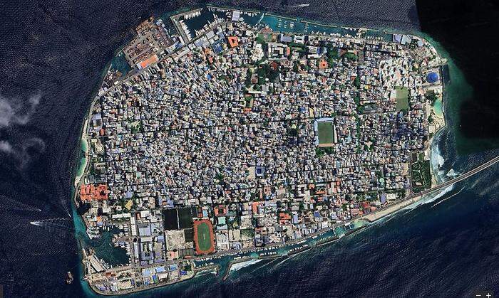 Einen Meter über dem Wasser und dicht besiedelt. Die maledivische Hauptstadt Malé.