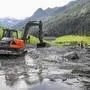 Aufräumarbeiten nach einem Murenabgang aufgrund starker Regenfällen in Vals am Sonntag