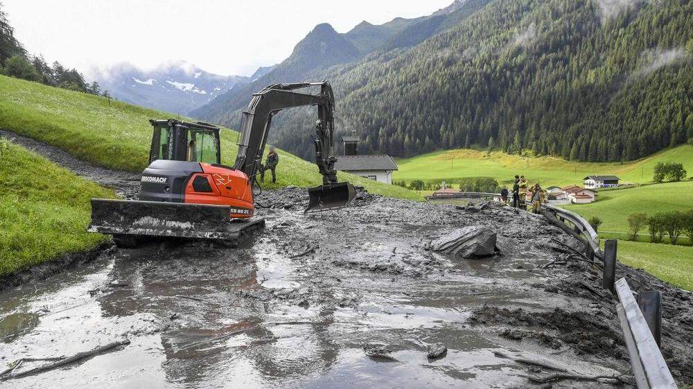 Aufräumarbeiten nach einem Murenabgang aufgrund starker Regenfällen in Vals am Sonntag