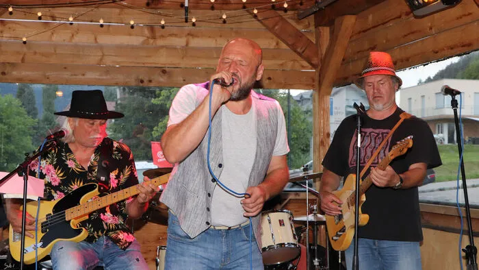 Erhard Fian sorgte mit seiner Stimme und Jörg Friessnegg mit seinem unverwechselbaren Gitarrenspiel für einen wunderbaren Konzert-Sommerabend in Ossiach am See.