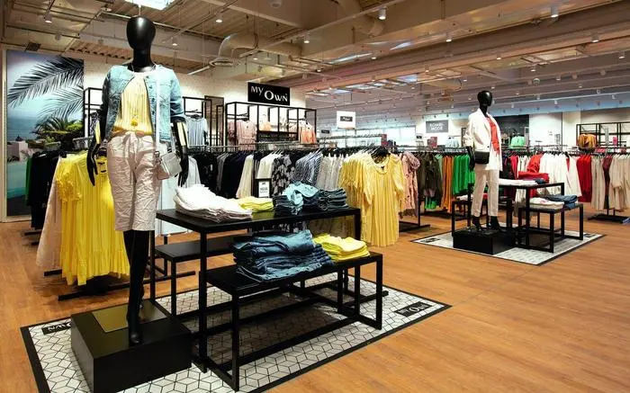 Blick in die Damenabteilung einer Adler-Filiale