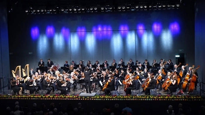 Mit Melodien der Strauss-Dynastie, Offenbach, Berlioz und Chabrier erfreute das Stadtorchester Weiz unter dem Dirigenten Dejan Dacic das Publikum des diesjährigen Weizer Neujahrskonzertes.