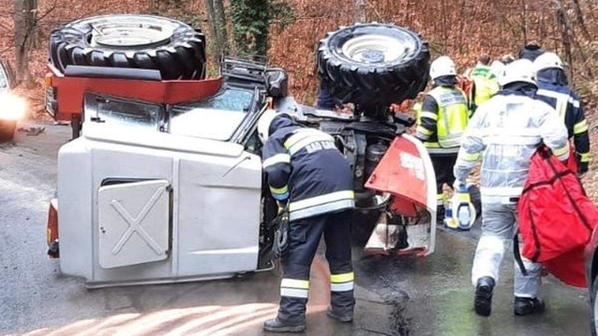 Der Traktor kippte beim Zusammenstoß um