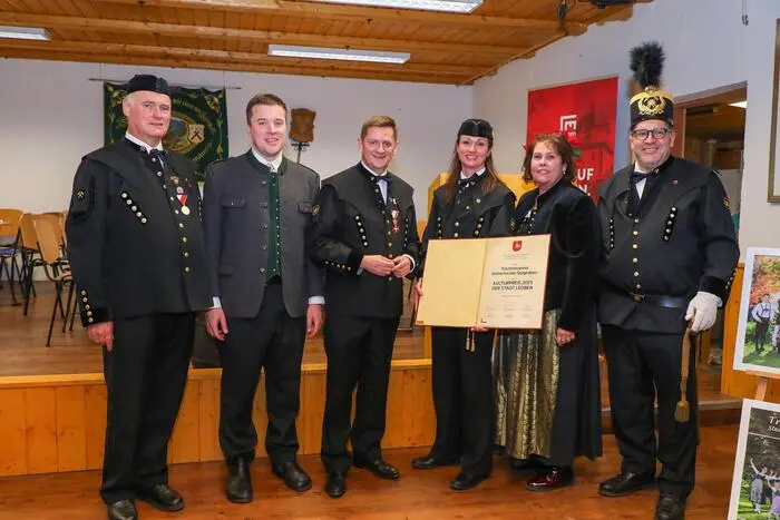 Viele Ehrengäste waren gekommen, um der Überreichung der Urkunde beizuwohnen – unter anderem Johann Leicht, Kulturstadtrat Johannes Gsaxner, Bgm. Kurt Wallner, Obfrau Brigitte Huber, KulturQuartier-Leiterin Susanne Leitner-Böchzelt und Bergoffizier Thomas Wandler.