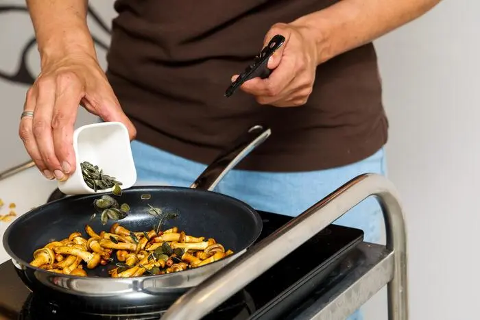 Herrlich passen dazu Kürbiskerne, die man gegen Ende mit den Pilzen mitröstet.