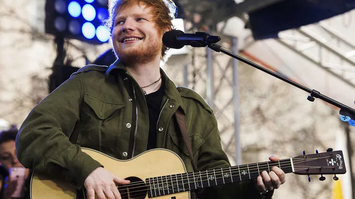Nur mit Klampfe und freundlichem Lächeln ein ganzes Stadion unterhalten? Er schafft das: Ed Sheeran führt das popmusikalische Angebot im August an und lädt seine österreichischen Fans gleich zu zwei Treffen in das nicht gerade intime Ernst-Happel-Stadion. Am 7. und 8. August wird das auch im Wiener Happel-Stadion der Fall sein, wobei die beiden Gastspiele des vierfachen Grammy-Preisträgers natürlich längst ausverkauft sind.