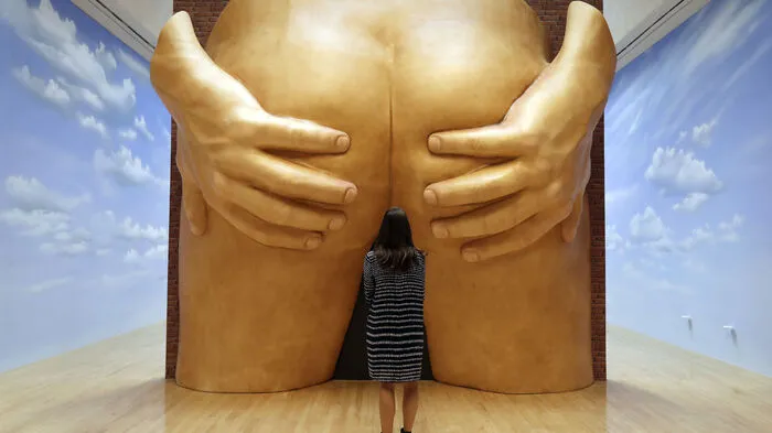 "Project for door" heißt die Installation von Anthea Hamilton. Diese Arbeit basiert auf einer unfertigen Arbeit des italienischen Designers Gaetano Pesce aus dem Jahr 1972. Die Installation war Teil der ersten Solo-Ausstellung der Britin in den USA.