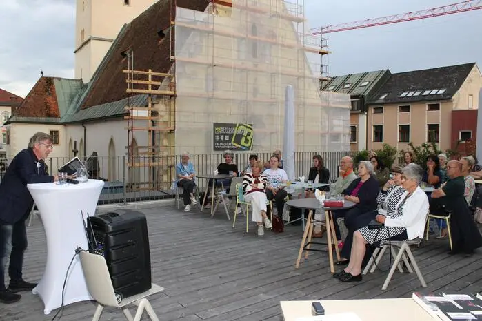 Da das Wetter nicht über die gesamte Lesung hielt, musste die Veranstaltung in der Pause von der Dachterrasse in den Veranstaltungssaal nach innen verlegt werden.
