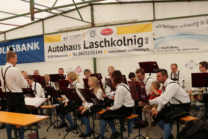 Der Musikverein Haimburg mit Kapellmeister Burkhard Kralj spielte zum Frühschoppen auf.