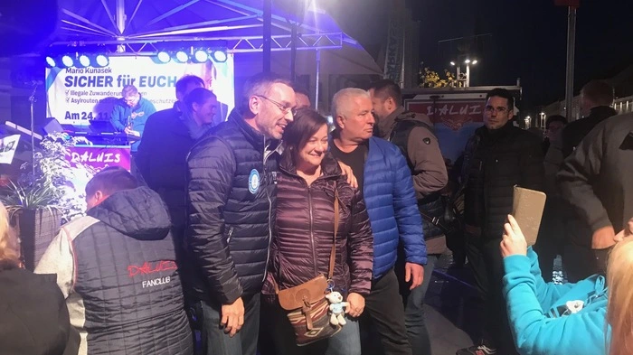 Zeit für Fotos muss sein: Zahlreiche Besucher machten ein Foto mit Herbert Kickl, der zusammen mit Mario Kunasek auf den Leibnitzer Hauptplatz gekommen war, um Wähler zu mobilisieren.