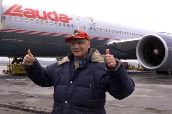Diesmal kooperierte er mit Basile Varvaressos und dessen Reiseveranstalter Itas und baute die Chartergesellschaft in wenigen Jahren zu eine vollwertigen Fluglinie mit weltweiter Linienkonzession aus und brachte sie an die Börse.