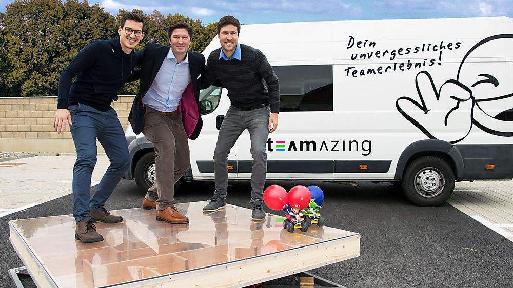 Teamazing-Chefs Paul Stanzenberger und Andreas Mairold mit Investor Maximilian Seidel (Mitte)