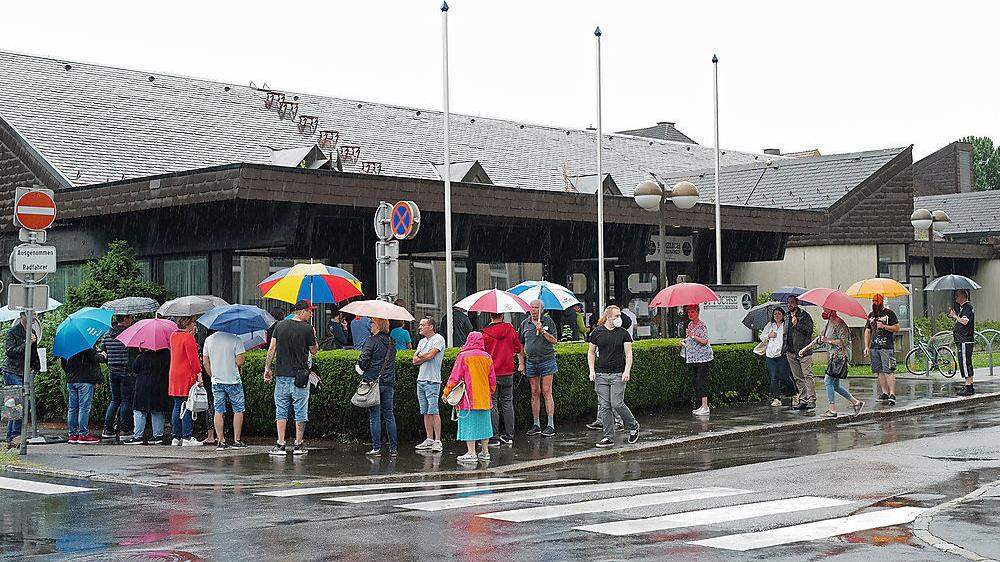 Obwohl es am Samstagvormittag regnete, kamen viele zum Impftag in die Sporthalle