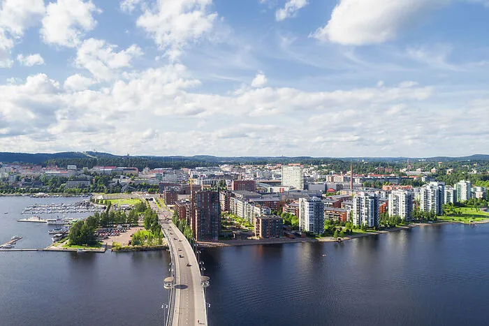 Jyväskylä liegt rund 270 Kilometer oder drei Autostunden über großzügig breite Überlandstraßen nördlich von Helsinki. Die 140.000-Einwohner-Stadt ist mit Universität, Fachhoch- und Berufsschulen Bildungszentrum der Region beziehungsweise Standort großer Papier-, Holz- und Metallindustrieunternehmen.