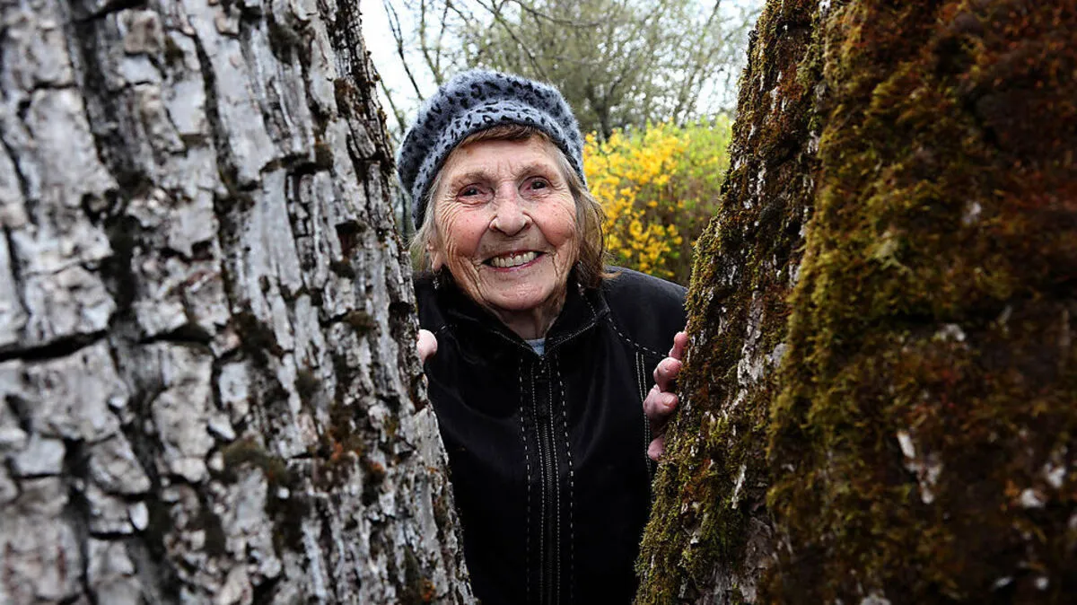 Die mittlerweile 92-jährige Wahlbeisitzerin Maria Petz fühlt sich in ihrem Garten sehr wohl
