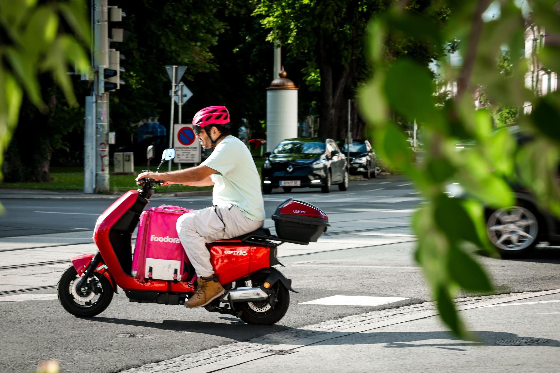 Verbot auf Radwegen: E-Mopeds sind keine Fahrräder