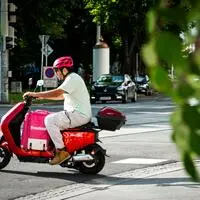 E-Mopeds der Klasse L1e-B, wie sie oft von Essenslieferdiensten genutzt werden, müssen ab Donnerstag auf die Straße