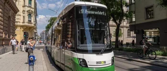 Seit Ende Mai im Einsatz: die Flexity von Alstom, am Foto in der Neutorgasse