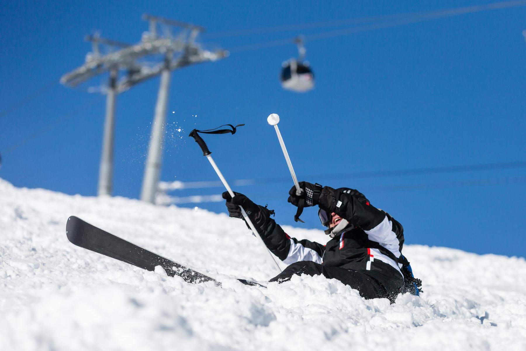 Schwer verletzt: 14-jähriger Skifahrer prallte gegen einen Holzzaun 
