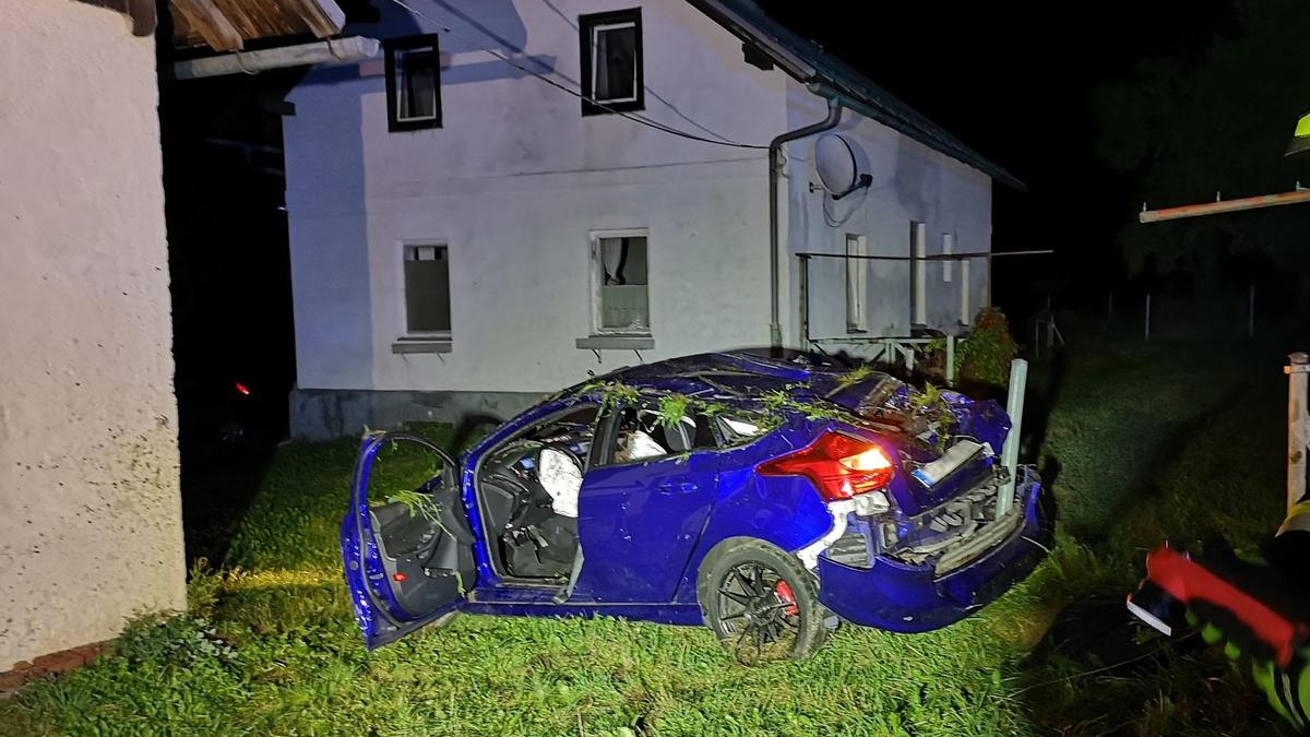 Der Pkw überschlug sich und kam zwischen einem leerstehenden Haus und einem Wirtschaftsgebäude zu stehen