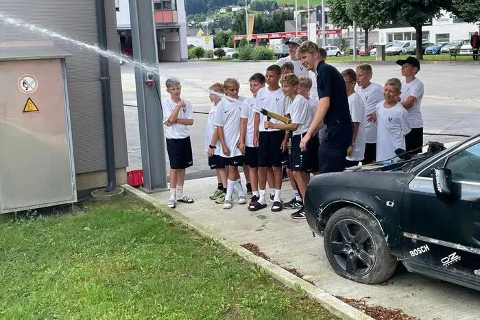 BM d. F. Daniel Traußnigg und Zivildiener Clemens Herbst stellten den Jugendlichen den Fuhrpark und das Feuerwehrhaus vor.