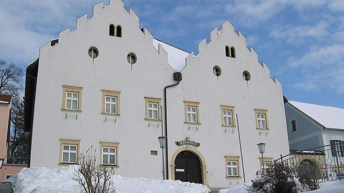 Für 21 Gemeinderäte war im Rathaus Vorau der Sitzungssaal zu klein