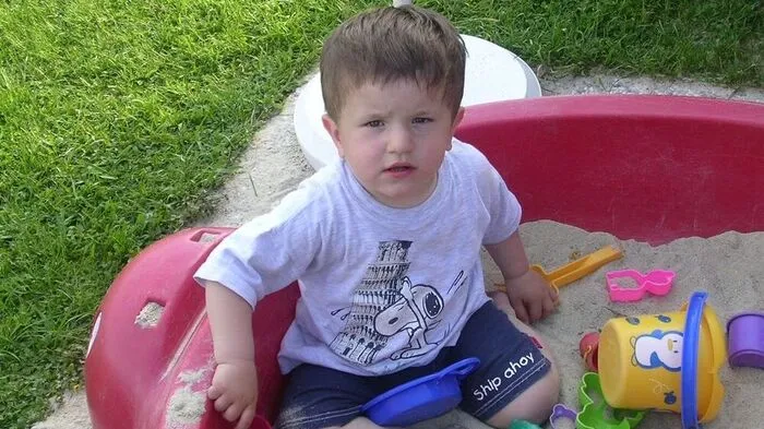 Niko mit etwa eineinhalb Jahren in der Sandkiste