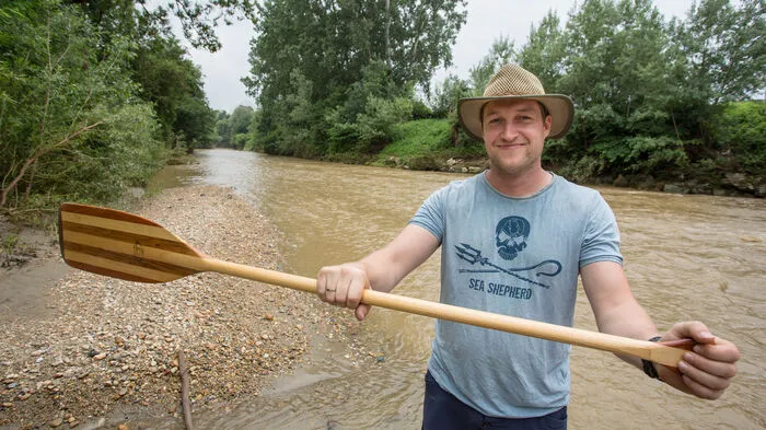 Alexander Peschel zeigt vor, wie man das Paddel richtig hält.