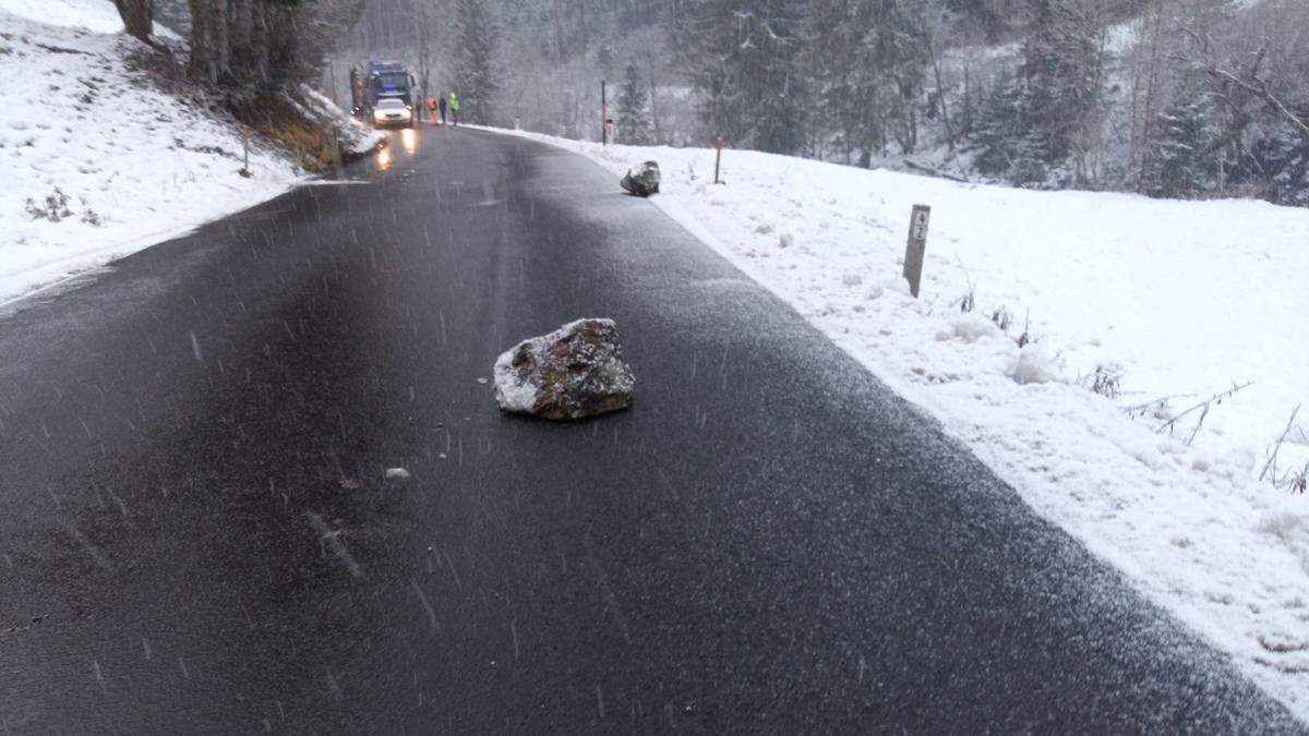 Felsen stürzten auf die Straße