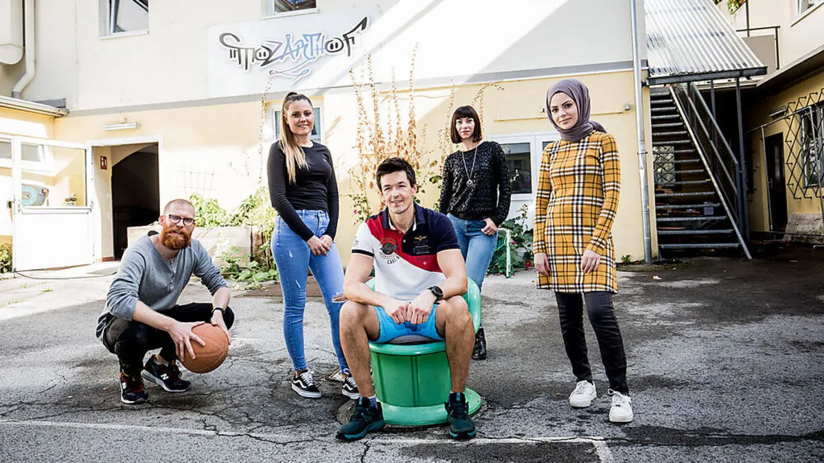 Franz Pirker (Mitte) mit Sebastian Rosenwirth, Vanessa Frank, Admira Gabron und Pempe Gül Ögun im Hof und im PC-Raum.