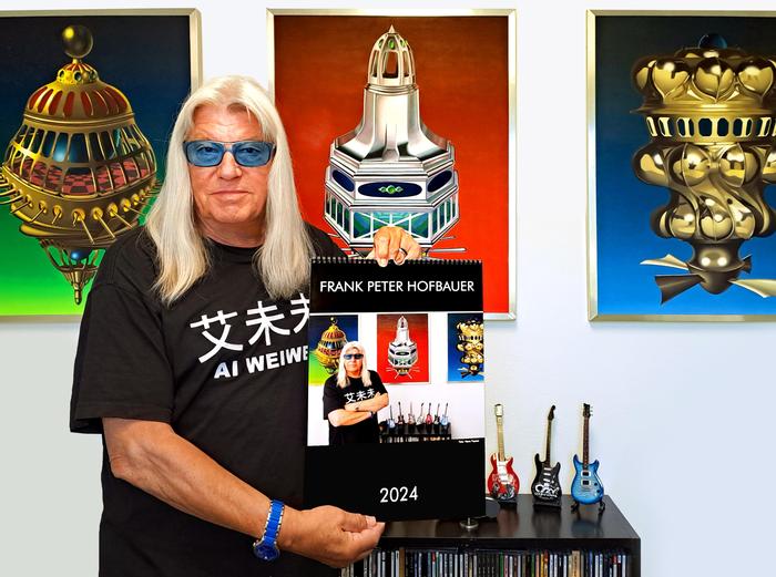 Frank Peter Hofbauer mit seinem Kunstkalender für 2024 Frank Peter Hofbauer mit seinem Kunstkalender für 2024