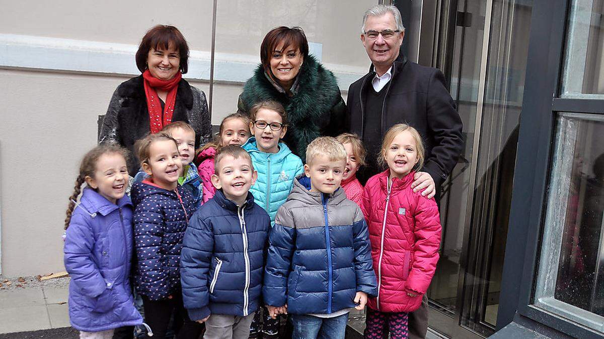 Freuen sich über den neuen Lift im Pestalozzi Kindergarten: Vizebürgermeisterin Petra Oberrauner, Stadtrat Harald Sobe und Leiterin Gabriele Windhagauer (von links)