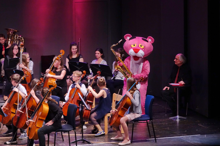 Einen umjubelte Auftritt hatte der "Pink Panther", der auch sein Stück selbst dirigierte.